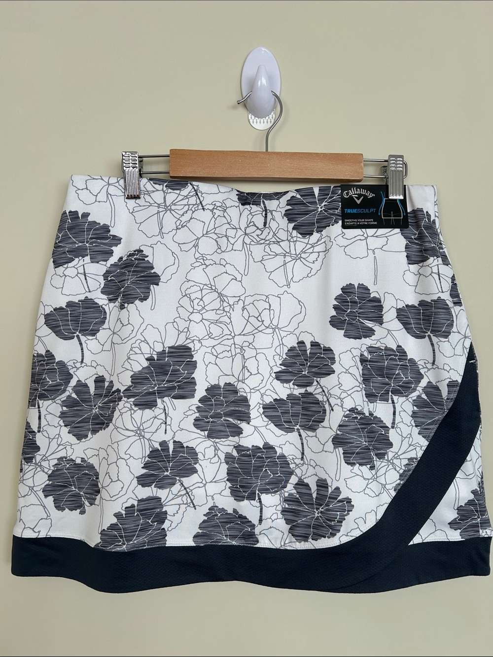 NWT Callaway White Skort with Navy Floral Print and Trim, Size M